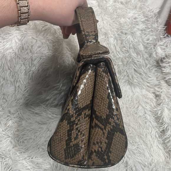 Vintage snake skin print handbag with twist lock closure. EUC - Picture 4 of 13